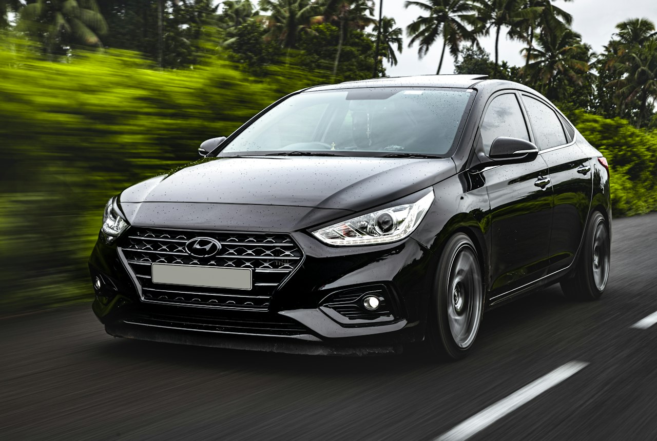 Hyundai Elantra 2022, haydovchi bilan