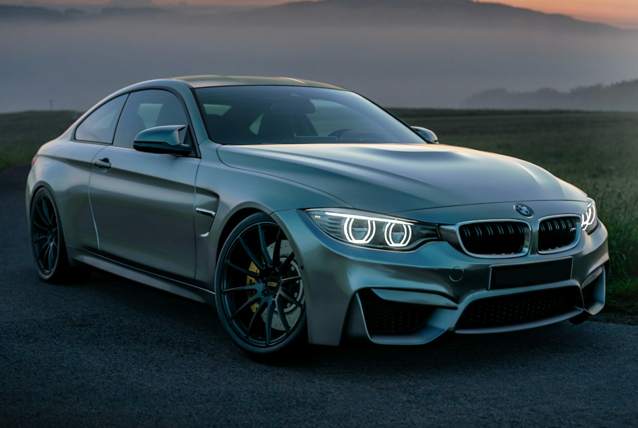 BMW M4 2022, haydovchi bilan