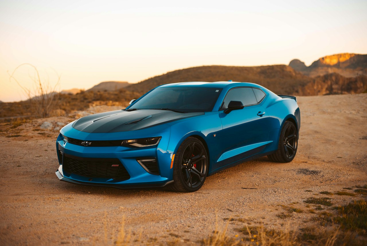 Chevrolet Camaro 2021, haydovchi bilan