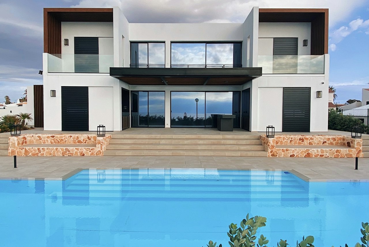 Basseynli villa, Bo‘stonliq